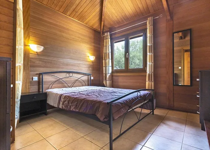 Petite Maison En Bois Exotique Фигари