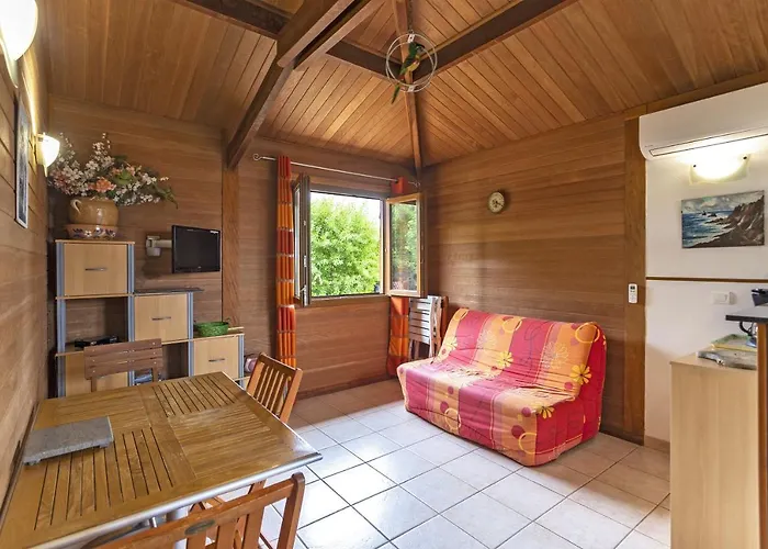 Petite Maison En Bois Exotique Фигари